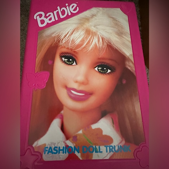 BARBIE DOLL TRUNK W/8 DOLLS & CLOTHING, SHOES & ACCESSORIES, GOOD CONDITIONS! - Picture 1 of 10